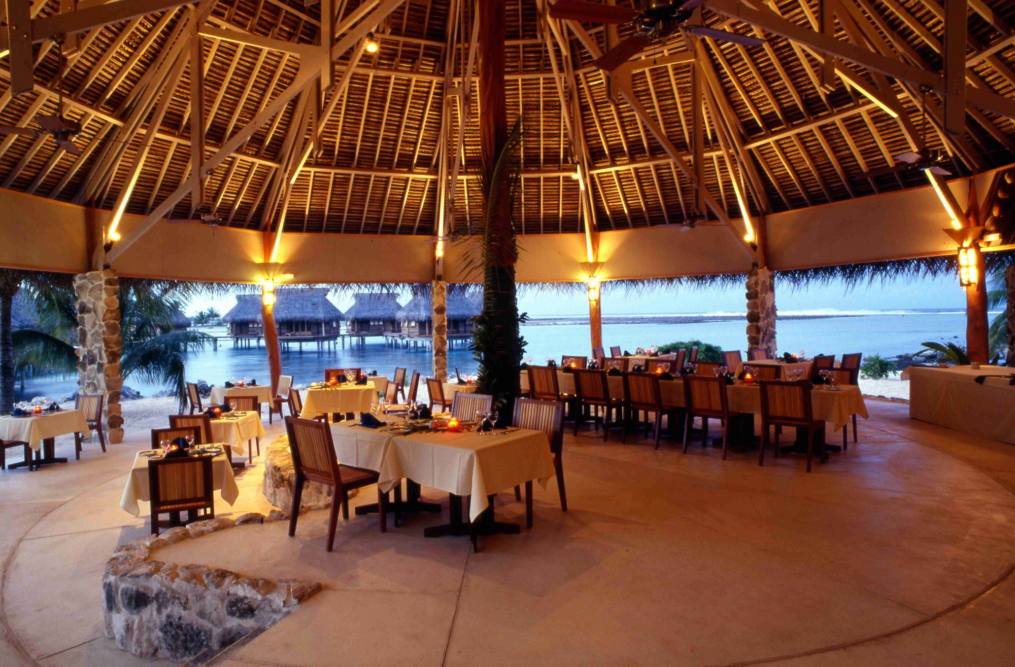 https://tahititourisme.cn/wp-content/uploads/2021/10/Tikehau-Pearl-Beach-Resort-Restaurant-Pohero-Copie.jpg