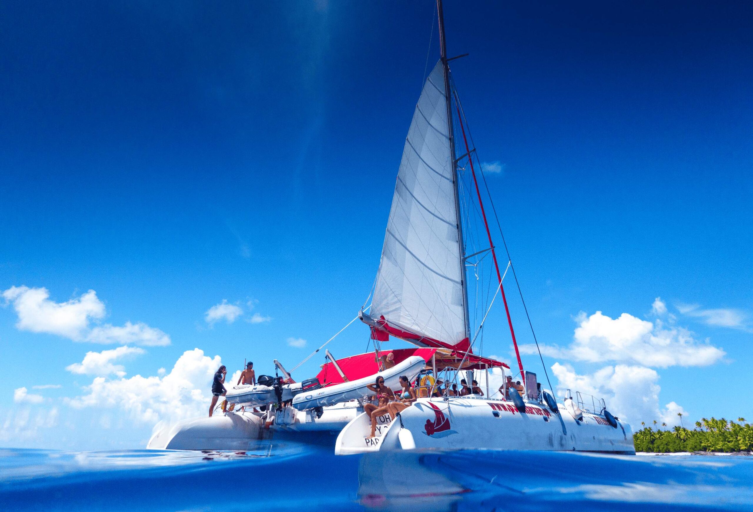 https://tahititourisme.cn/wp-content/uploads/2021/12/Excursion-journee-Tetiaroa-depart-Tahiti-Poe-Charter-Maxi-catamaran-Polynesie-francaise-location-catamaran-compressed-scaled.jpg